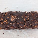 Salame di cioccolato su carta forno