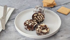 Fette di salame di cioccolato nel piatto