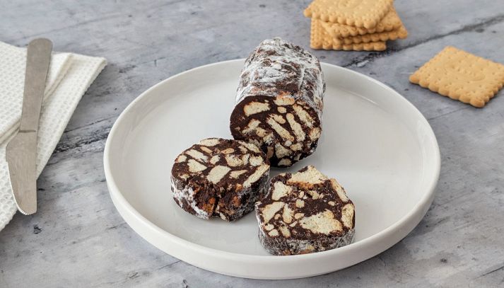 Fette di salame di cioccolato nel piatto