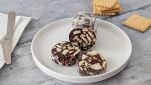 Fette di salame di cioccolato nel piatto