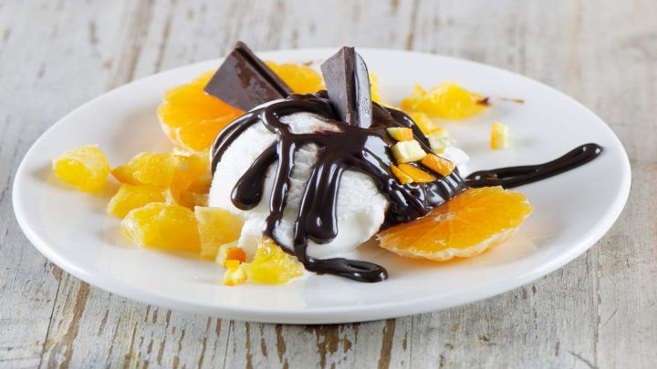 Semifreddo all'arancia con pezzi di frutta e cioccolato
