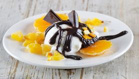 Semifreddo all'arancia con pezzi di frutta e cioccolato