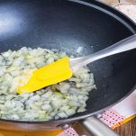 Cipolla e aglio in padella con l'olio