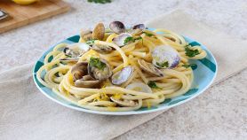 Pasta vongole e scorza di limone