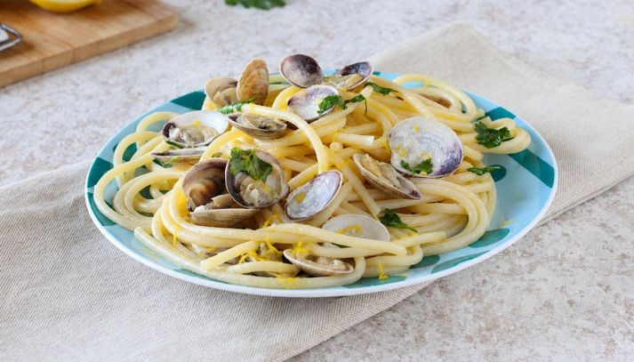 Pasta vongole e scorza di limone