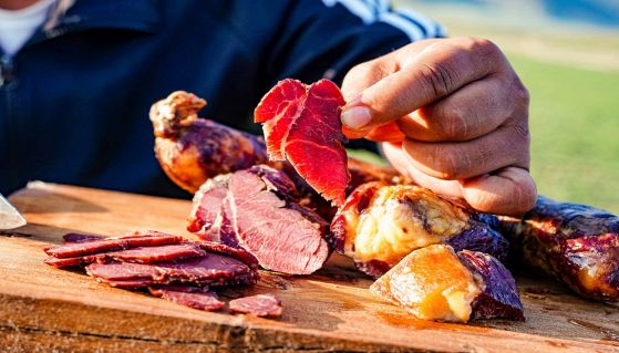 Uomo taglia a mano carne salada