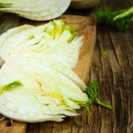 Finocchi crudi sul tagliere