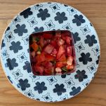 Mettere pomodori dentro coppapasta