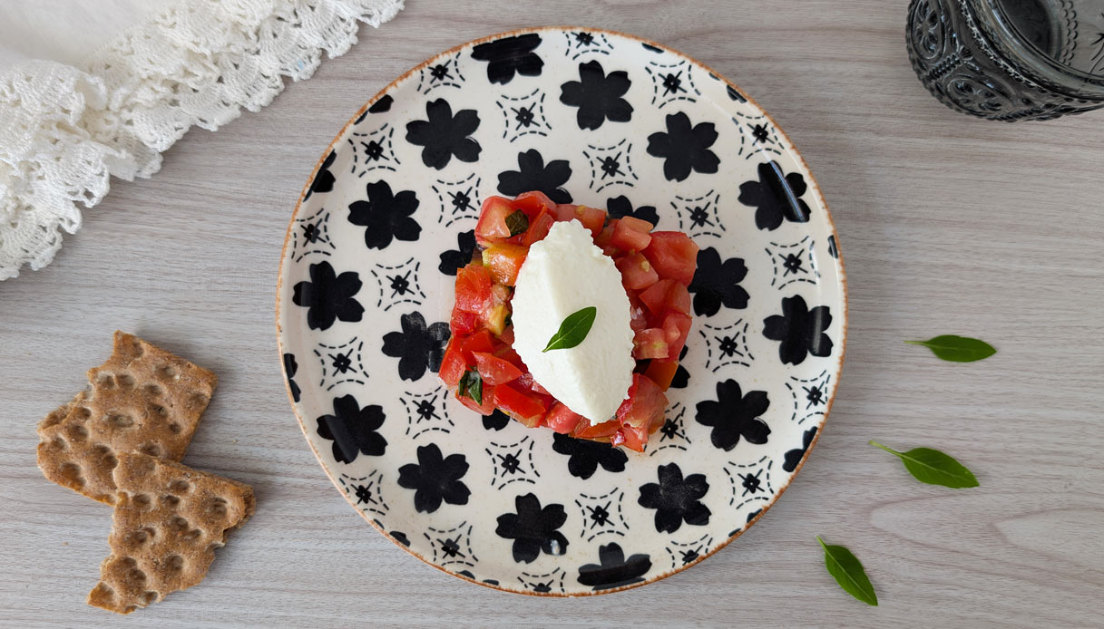 Tartare di pomodoro e spuma di mozzarella