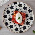 piatto con tartare di pomodoro e spuma di mozzarella