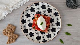 piatto con tartare di pomodoro e spuma di mozzarella