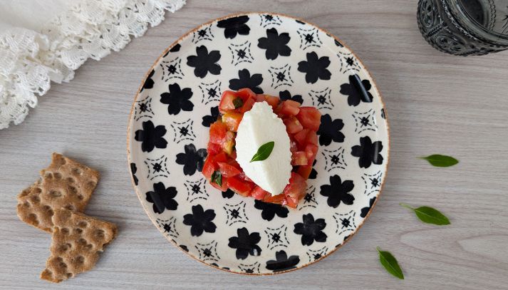 piatto con tartare di pomodoro e spuma di mozzarella