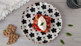 piatto con tartare di pomodoro e spuma di mozzarella