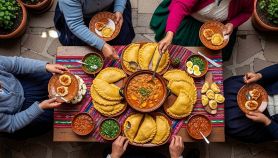 Una tavola ricca di cibo e ornamenti colorati con commensali a Lima Perù
