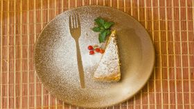 Fetta di torta sul piatto