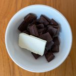 Ciotola con burro e cioccolato