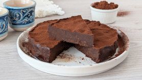 fetta di torta fredda al cacao senza cottura