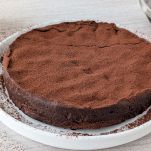 Spolverare torta con cacao
