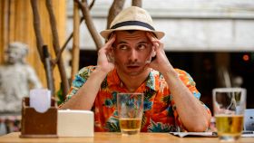 Uomo con mal di testa al ristorante