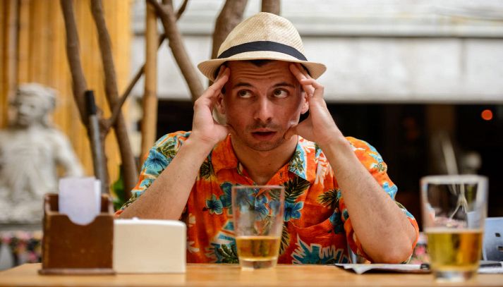 Uomo con mal di testa al ristorante