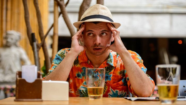 Uomo con mal di testa al ristorante