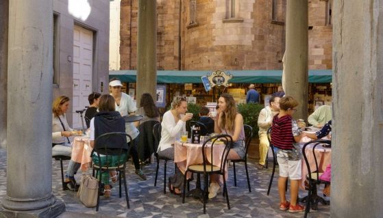 Turisti seduti ad un Caffè di Lucca