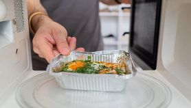Cibo già pronto messo nel microonde da un uomo