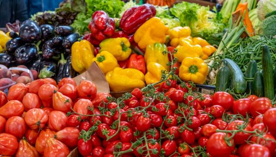 Banco del mercato con vegetali di diverso tipo