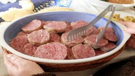 Mani femminili con vassoio di cotechino