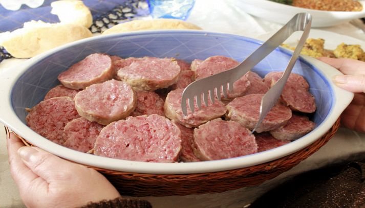 Mani femminili con vassoio di cotechino