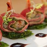 Involtini di cetrioli, prosciutto crudo e formaggio sul piatto