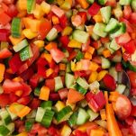 Verdure crude a cubetti in insalata