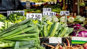 Banco del mercato con diverse verdure