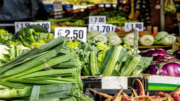 Banco del mercato con diverse verdure