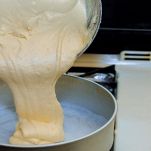 Versare impasto della torta nello stampo