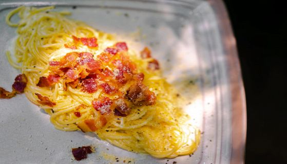 Spaghetti alla carbonara con pancetta e formaggio
