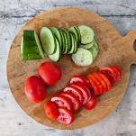 tagliare pomodori e cetrioli a fette