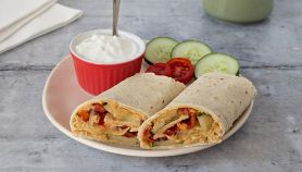 Wrap vegetariano con cetrioli e pomodorini