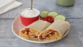 Wrap vegetariano con cetrioli e pomodorini