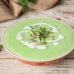 Zuppa di cetrioli fredda guarnita con erbette nel piatto