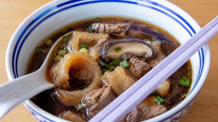 Una ciotola di zuppa di tartaruga con bacchette