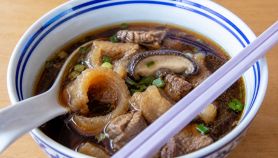 Una ciotola di zuppa di tartaruga con bacchette