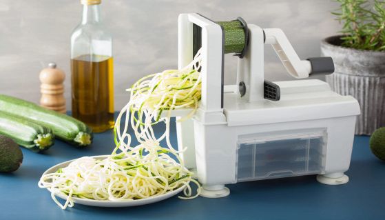 Spaghetti di zucchina escono dal tagliaverdure