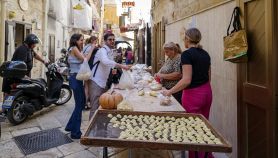 Il famoso Arco Basso di Bari Vecchia, la stradina dove si fanno le orecchiette a mano