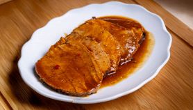 piatto con arrosto in umido