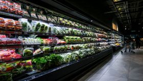 Reparto frutta e verdura confezionata al supermercato