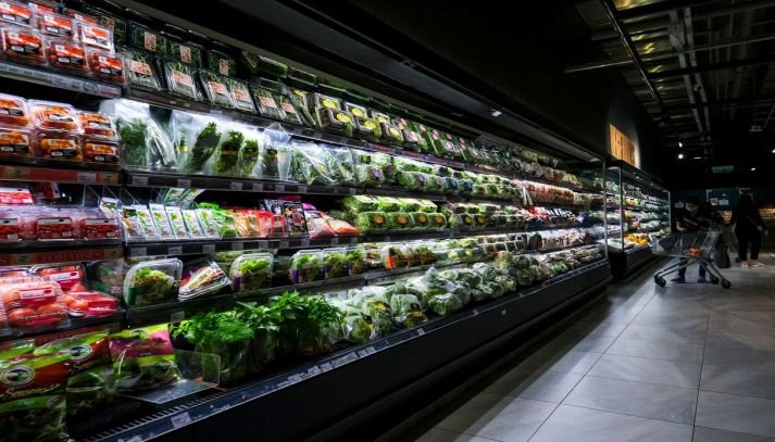 Reparto frutta e verdura confezionata al supermercato