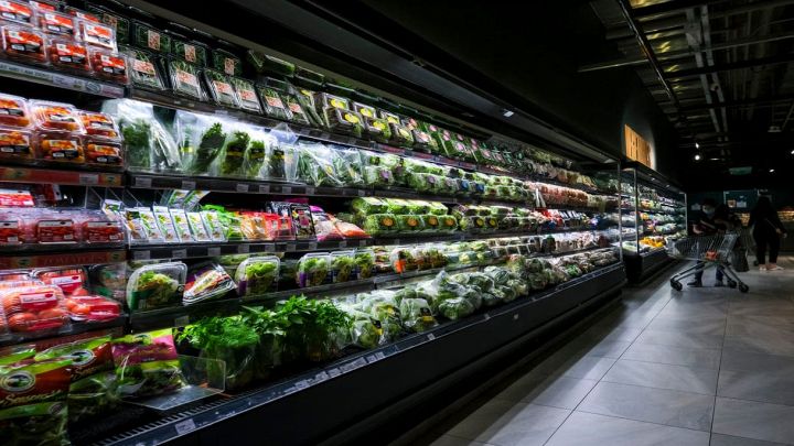 Reparto frutta e verdura confezionata al supermercato