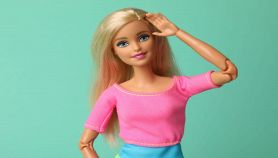 Bambola Barbie su sfondo verde