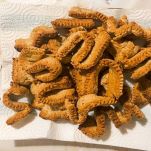 Biscotti delle suore a forma di S appena cotti